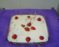 Torta sorvete de chocolate com morangos