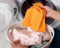 Por que você deve adicionar vinagre sempre que lavar roupa: esses são os motivos para criar esse hábito e não é só sobre as toalhas