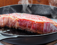 Os chefs concordam: "Para um bife grelhado perfeito, não unte a frigideira, em vez disso, pincele a carne com algumas gotas de óleo."