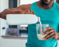 Patricia Yárnoz Esquiroz, nutricionista, sobre a diferença entre beber leite de manhã ou à noite: "Pode causar sensação de peso, refluxo ou desconforto."