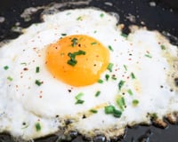 Os chefs concordam: "Para deixar os ovos fritos mais suculentos e saudáveis, substitua o óleo ou a manteiga por um pouco de água."