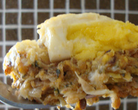 Torta de atum com repolho e cobertura de molho branco