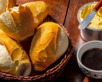 Eu como pão francês quentinho todo dia no café da manhã desde que aprendi esses 2 truques com o padeiro do meu bairro: não precisa fazer pão em casa, basta...