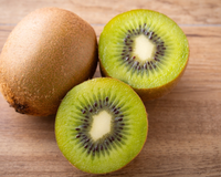 Por que os pesquisadores recomendam o consumo de dois kiwis por dia e quais são os efeitos na pele, no intestino e na saúde cardiovascular?