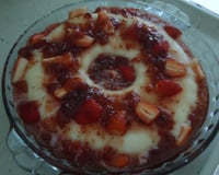 Flan de coco com calda de morango