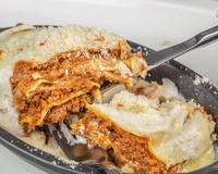 Lasanha rápida de frigideira: é só fazer a carne moída, refogar no molho, cozinhar a massa pronta de mercado ali mesmo e colocar queijo