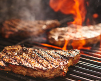 O seu churrasco de domingo em qualquer lugar com essa churrasqueira portátil com rodinhas e grelha