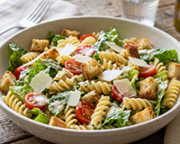 Esqueça a salada sem graça: essa versão com macarrão e molho ceaser vai virar sua receita favorita da semana