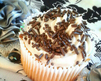 Cupcake de baunilha com recheio de brigadeiro e cobertura de chantilly