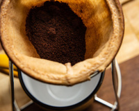 Guardar o coador de pano no freezer faz diferença no sabor do café? Entenda para que serve essa prática e se vale a pena