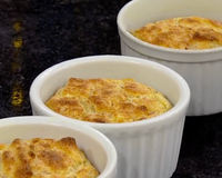 Esse suflê de queijo e presunto com pão amanhecido salvou o meu almoço de hoje: sem desperdícios e muito gostoso