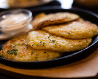 Eu as preparo em 10 minutos para toda a família: panquecas de batata assadas no forno são crocantes e muito mais leves que as fritas