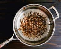 O melhor truque caseiro para remover restos de alimentos queimados na frigideira (com apenas 2 ingredientes!)