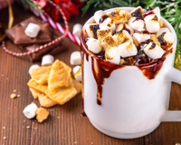 Esse inverno pede um chocolate quente com s'mores: TudoGostoso ensina como fazer a bebida viral das lojas na sua casa