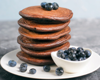 Panqueca de chocolate proteica: a receita low carb, sem açúcar e cheia de energia para o café da manhã ou pré-treino