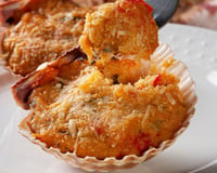 Casquinha de siri com queijo ralado servida na concha