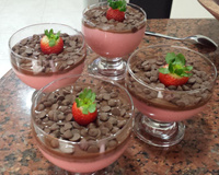 Bombom tentação: mousse de morango com ganache de chocolate