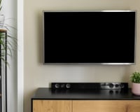 Samsung QLED 43" + Soundbar: combo une imagem vibrante e som mais imersivo por menos de R$ 2 mil