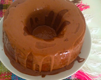 Bolo de cenoura com calda de chocolate