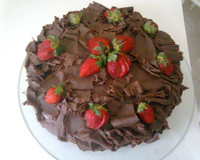 Torta de chocolate com morangos