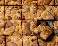 Brownie ou cookie para a sobremesa de hoje? Não precisa escolher, veja a receita que junta os dois doces em um só!