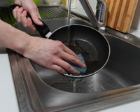 A maioria faz errado: veja como lavar panela da forma certa