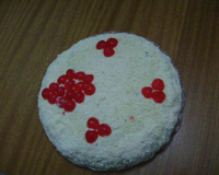 Bolo de chocolate com mousse branca e morangos