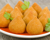 A receita de coxinha da minha tia é perfeita e eu vou te ensinar: crocante, sequinha e com muito recheio