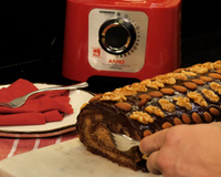 Rocambole de chocolate com nozes e amêndoas