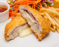 Peito de frango recheado e empanado: receita simples