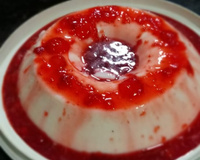 Flan de coco com calda de morango
