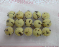 Cupcake de baunilha com gotas de chocolate