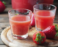 Dois copos de suco de morango natural em uma bandeja