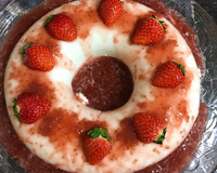 Manjar de coco com calda de morango