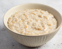 Nem leite, nem açúcar: esse é o melhor mingau de aveia para o café da manhã, receita promove saciedade e fica muito cremosa