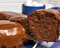 Como fazer o bolo de chocolate perfeito? Com as dicas do TudoGostoso ele fica fofinho, a massa não sola e tem gostinho de cacau