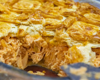 Empadão de frango cremoso na travessa: massa de 3 ingredientes e textura que derrete na boca