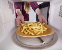 Não perco mais horas fritando batatas: o truque no micro-ondas que deixa crocante como em restaurante!