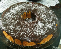 Bolo de milho com calda de chocolate