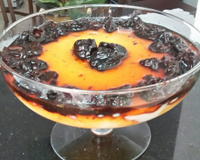 Manjar branco com calda de ameixas