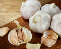 Um truque simples para manter o alho suculento, firme e saboroso por até 10 meses