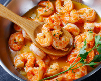 Aprenda a limpar camarão mais rápido com esse truque de restaurante