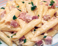 Macarrão com queijo e presunto