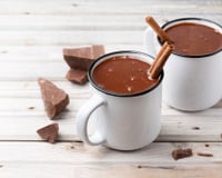Chocolate quente cremoso com apenas quatro ingredientes: essa é a receita perfeita para espantar o frio da manhã
