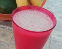 Vitamina de banana com leite  e morango