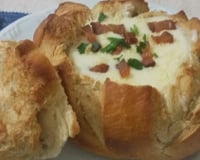 Sopa creme de queijos no pão italiano