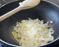 O truque infalível de uma renomada chef de cozinha francesa para nunca queimar sua cebola enquanto cozinha