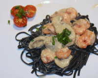 Massa Negra ao molho de camarões