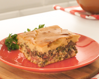 Você nunca mais vai achar carne moída sem graça depois de provar essa torta! Receita serve a família toda e fica pronta em menos de 1 hora