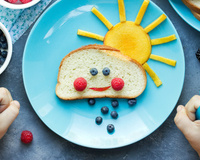 Lugar de criança é na cozinha se você seguir as dicas e receitas do TudoGostoso: cozinhe com os filhos em segurança e com muita diversão